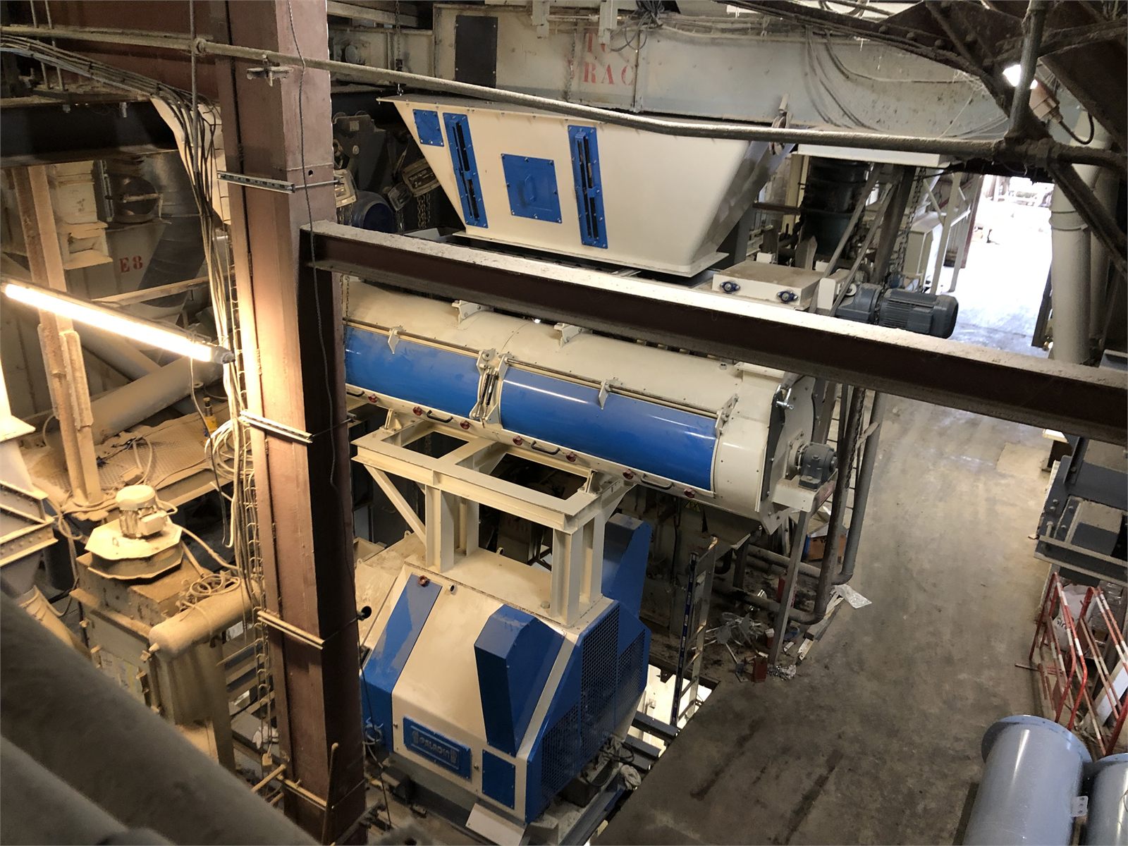Conditionneur et presse à granuler installés et raccordés dans l'usine du client